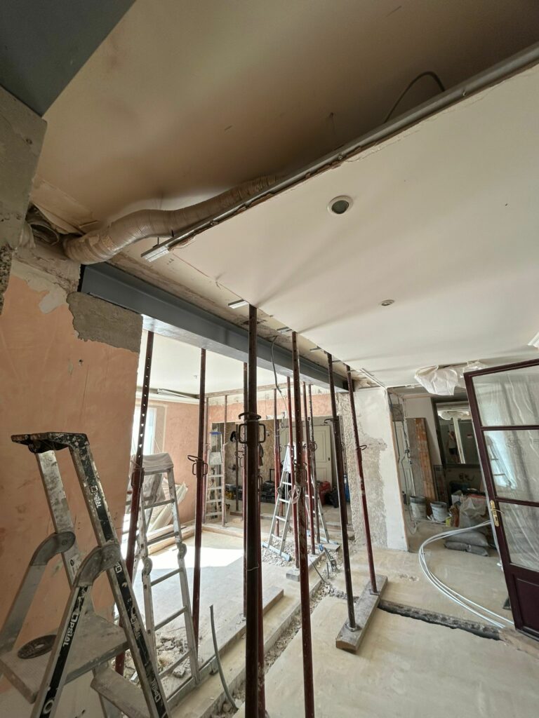 Réaménagement complet d’une villa à Mandelieu. Démolition des murs porteurs et renforcement métallique. - Agrandissement d'une baie