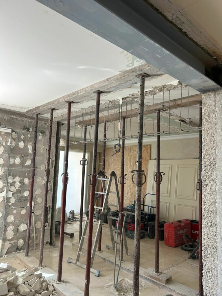 Réaménagement complet d’une villa à Mandelieu. Démolition des murs porteurs et renforcement métallique. - Agrandissement d'une baie