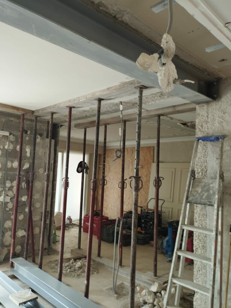 Réaménagement complet d’une villa à Mandelieu. Démolition des murs porteurs et renforcement métallique. - Agrandissement d'une baie