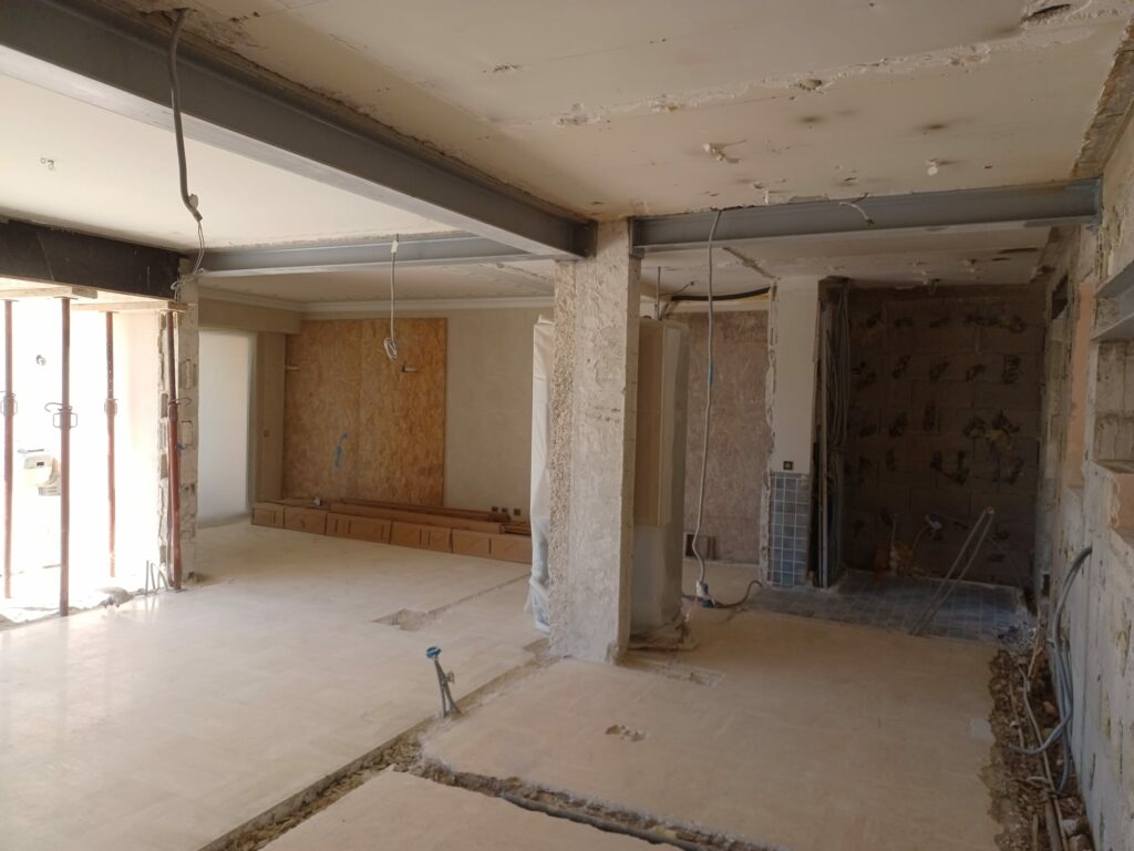 Réaménagement complet d’une villa à Mandelieu. Démolition des murs porteurs et renforcement métallique. - Agrandissement d'une baie