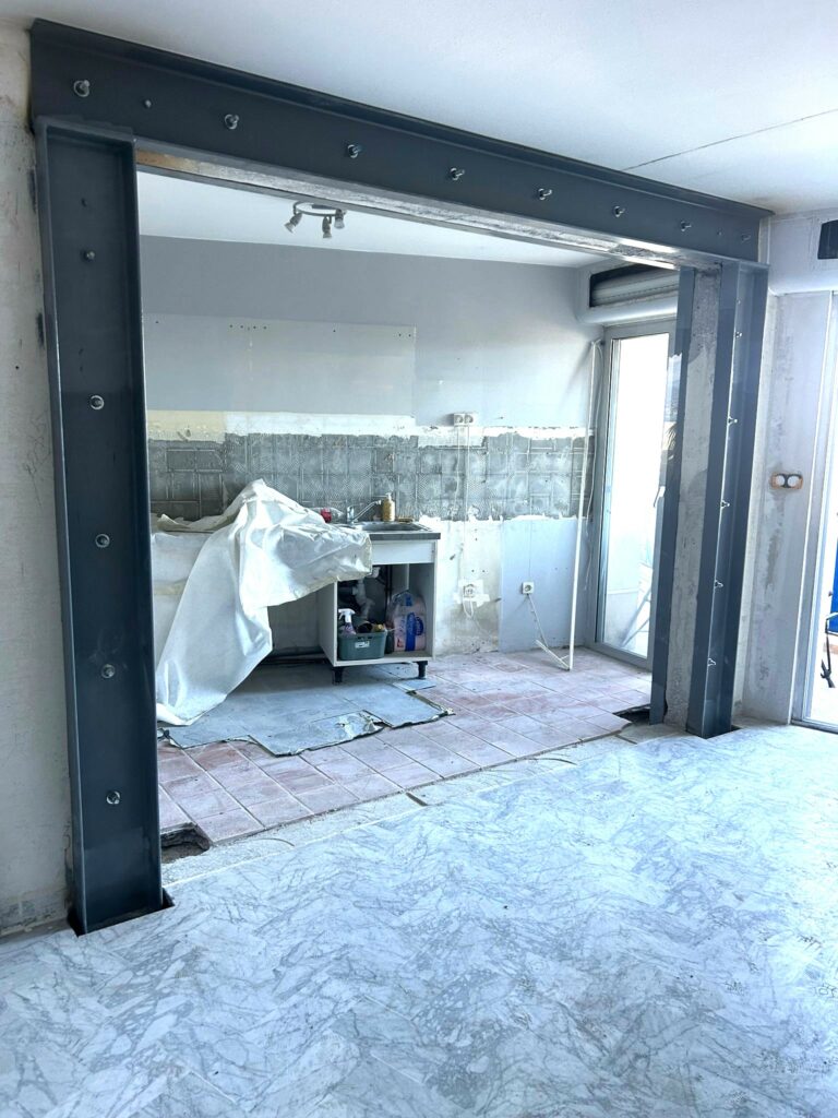 Démolition d’un mur porteur – Renforcement par structure métallique à Valbonne (06560) - Agrandissement d'une baie