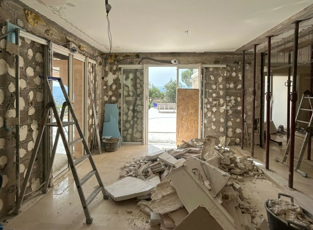 Agrandissement d’ouvertures dans mur porteur de façade – Vue mer sublimée grâce à une transformation structurelle, au Cannet - Agrandissement d'une baie