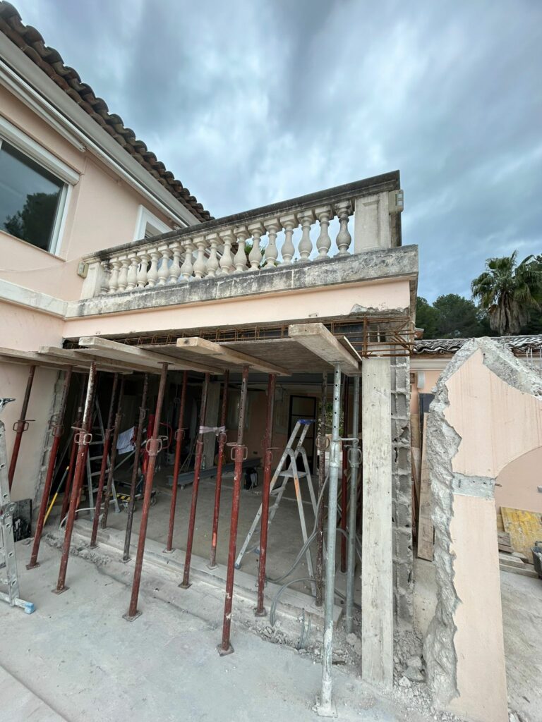 Agrandissement d’ouvertures dans mur porteur de façade – Vue mer sublimée grâce à une transformation structurelle, au Cannet - Agrandissement d'une baie