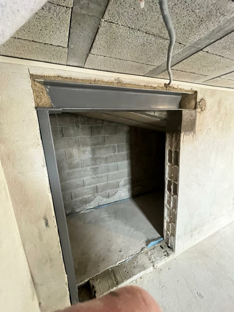 Création d’ouvertures pour portes dans des murs porteurs, avec renforcement par structure métallique – Réalisation à Mandelieu-la-Napoule - Agrandissement d'une baie