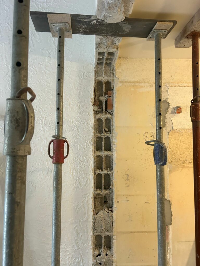 Création d’ouvertures pour portes dans des murs porteurs, avec renforcement par structure métallique – Réalisation à Mandelieu-la-Napoule - Agrandissement d'une baie