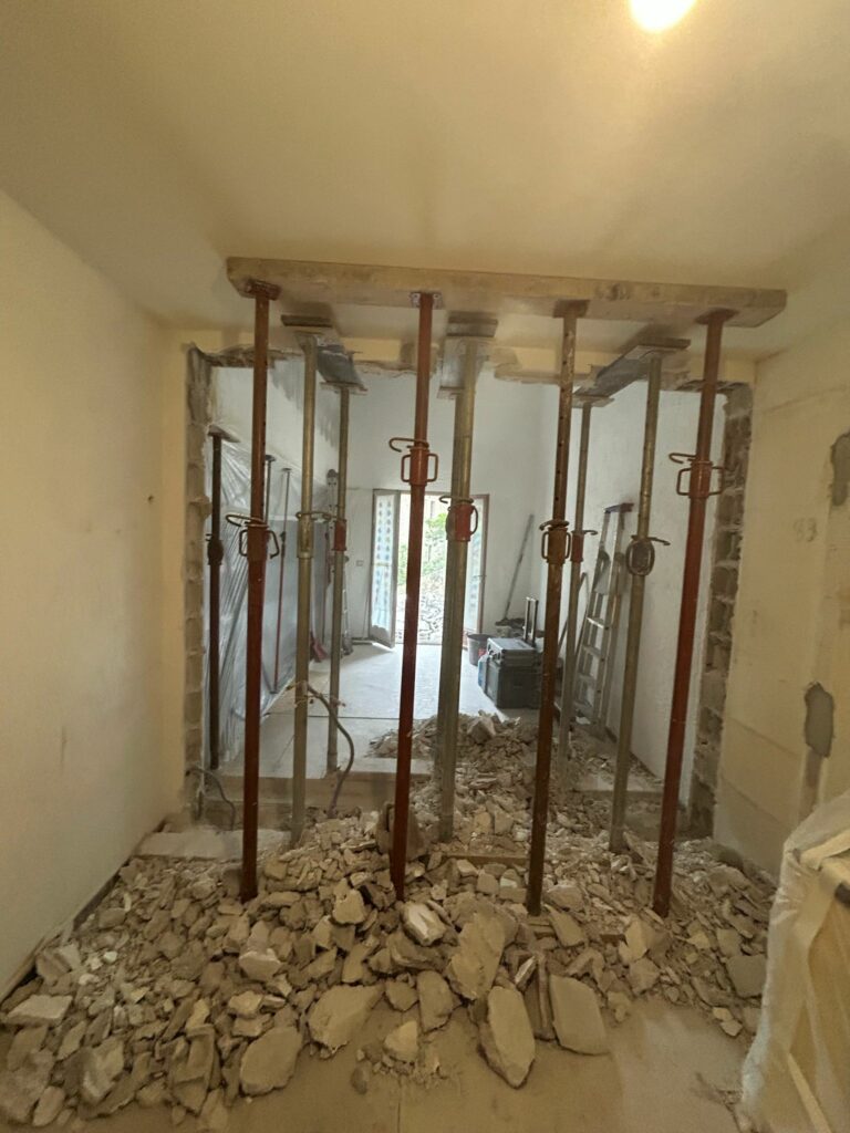 Création d’ouvertures pour portes dans des murs porteurs, avec renforcement par structure métallique – Réalisation à Mandelieu-la-Napoule - Agrandissement d'une baie