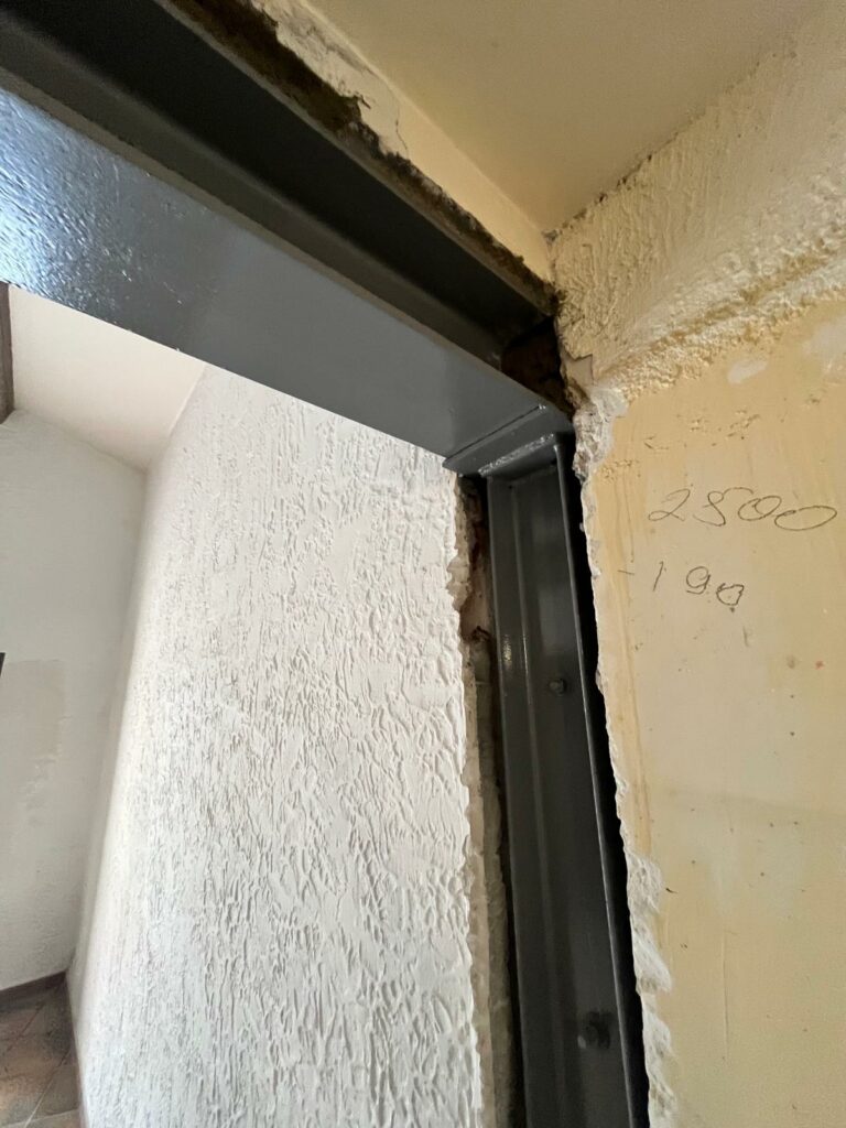 Création d’ouvertures pour portes dans des murs porteurs, avec renforcement par structure métallique – Réalisation à Mandelieu-la-Napoule - Agrandissement d'une baie