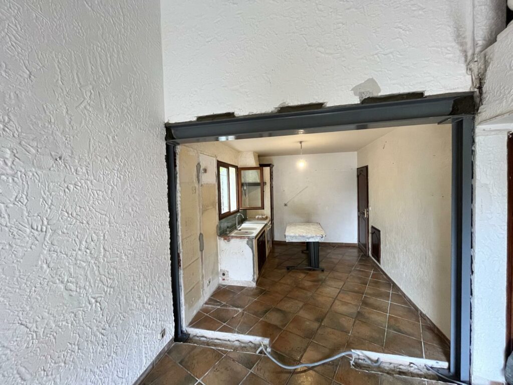 Création d’ouvertures pour portes dans des murs porteurs, avec renforcement par structure métallique – Réalisation à Mandelieu-la-Napoule - Agrandissement d'une baie