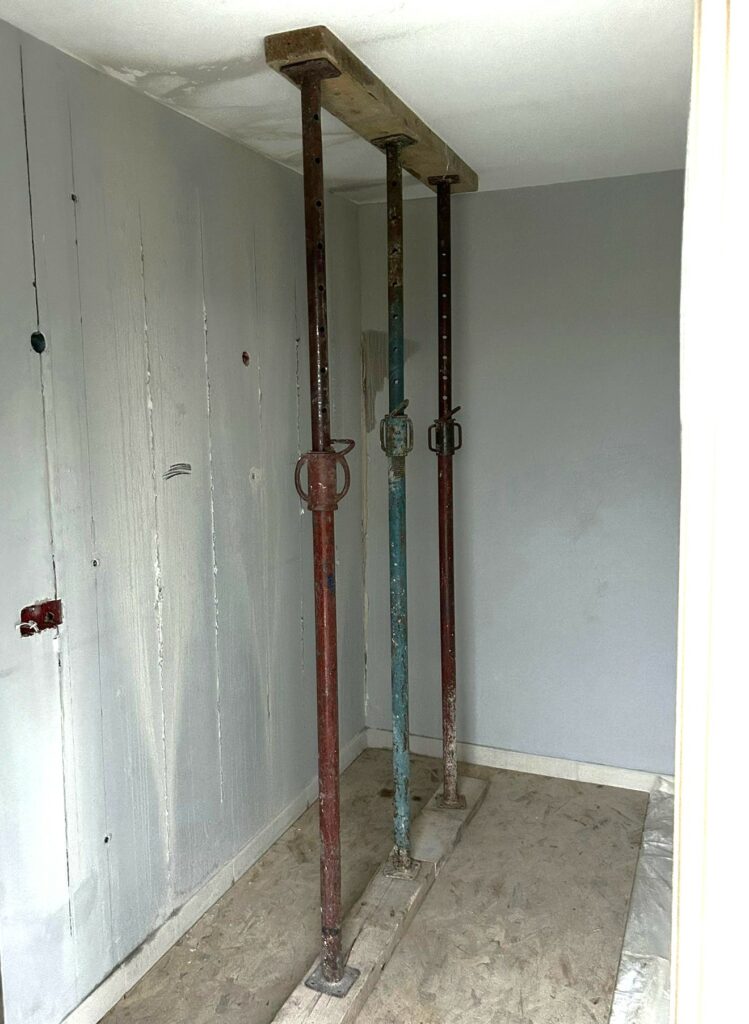 Création d’une ouverture dans un mur porteur – Renforcement par portique métallique à Villeneuve-Loubet (06270) - Agrandissement d'une baie