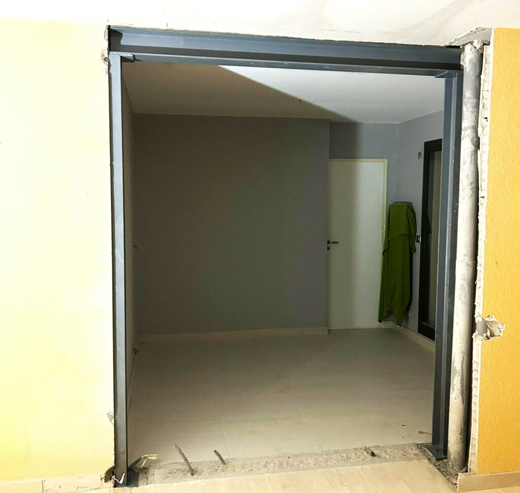 Création d’une ouverture dans un mur porteur – Renforcement par portique métallique à Villeneuve-Loubet (06270) - Agrandissement d'une baie