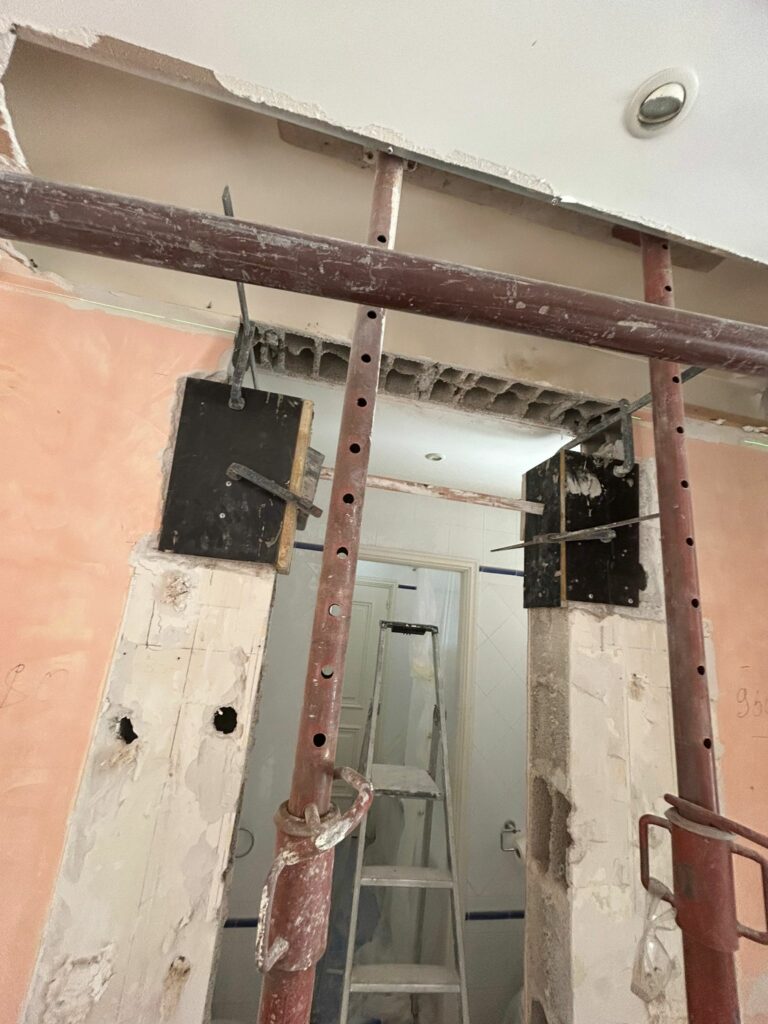 Création d’une ouverture de porte dans un mur porteur à Pégomas (06580). - Agrandissement d'une baie
