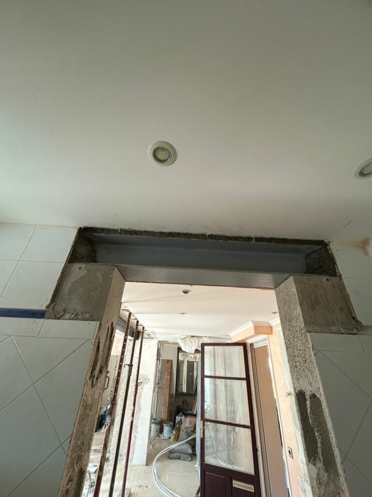 Création d’une ouverture de porte dans un mur porteur à Pégomas (06580). - Agrandissement d'une baie