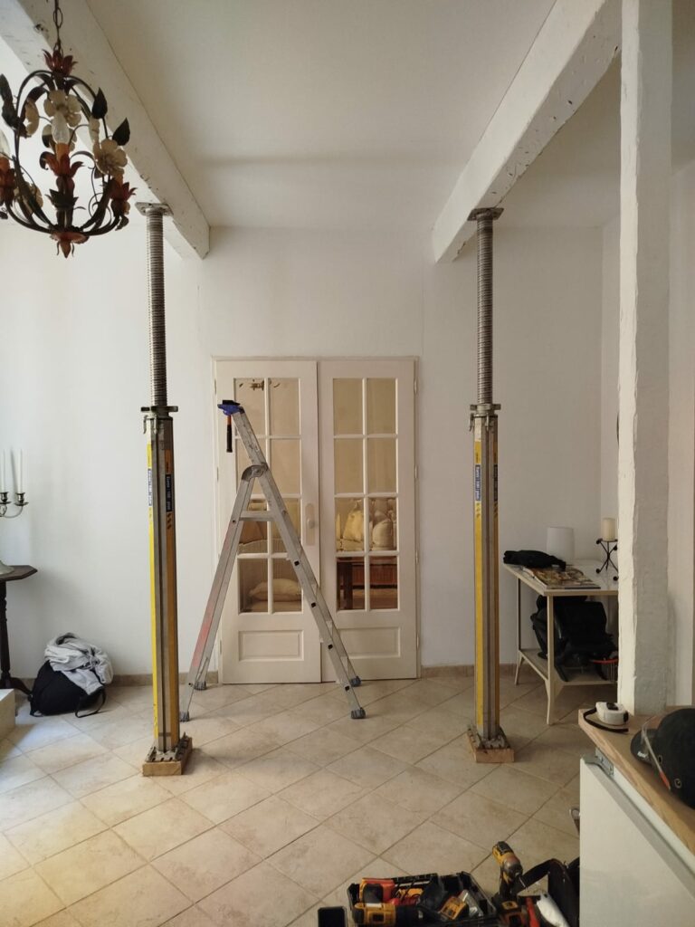 Mise en sécurité structurelle après affaissement de plancher à Saint Laurent du Var - Renforcement des poutres