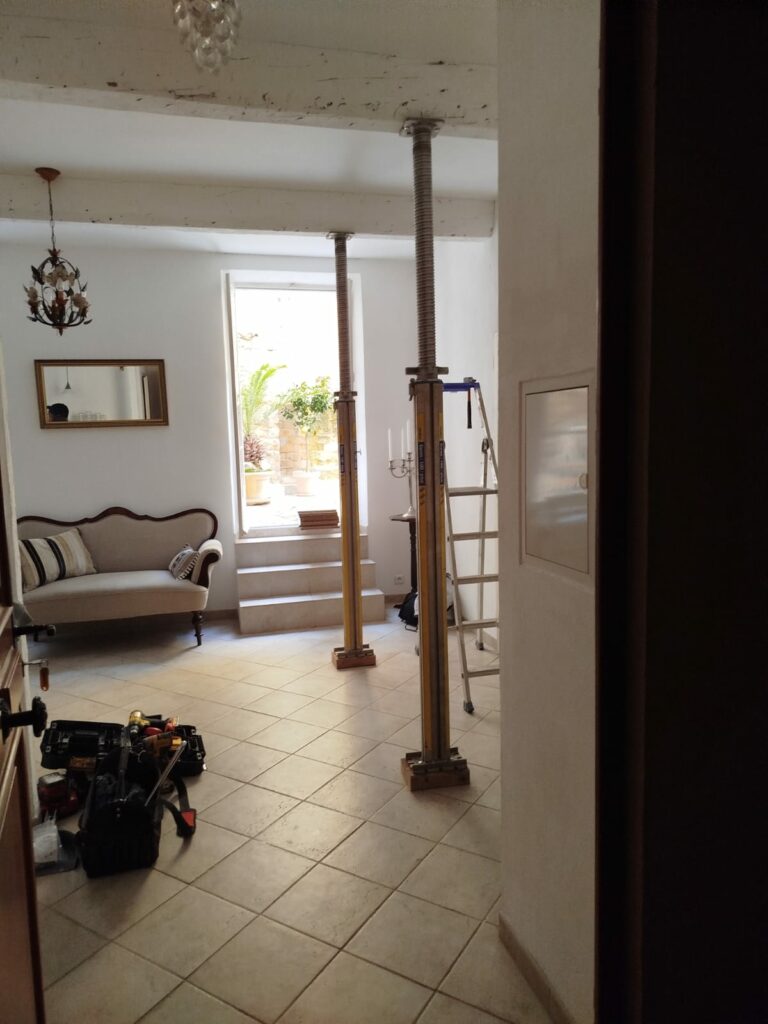 Mise en sécurité structurelle après affaissement de plancher à Saint Laurent du Var - Renforcement des poutres