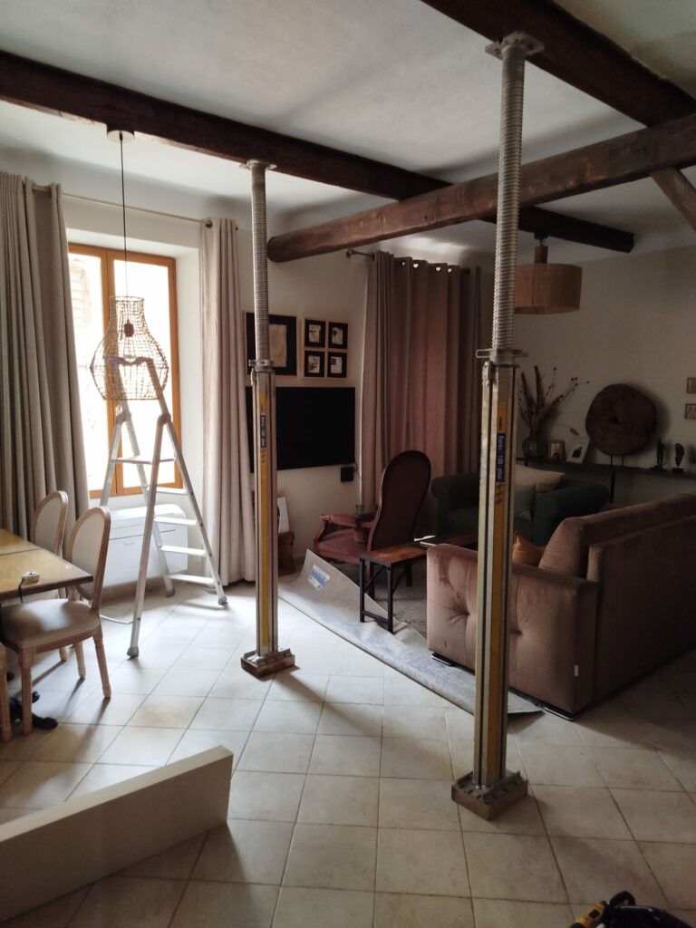 Mise en sécurité structurelle après affaissement de plancher à Saint Laurent du Var - Renforcement des poutres