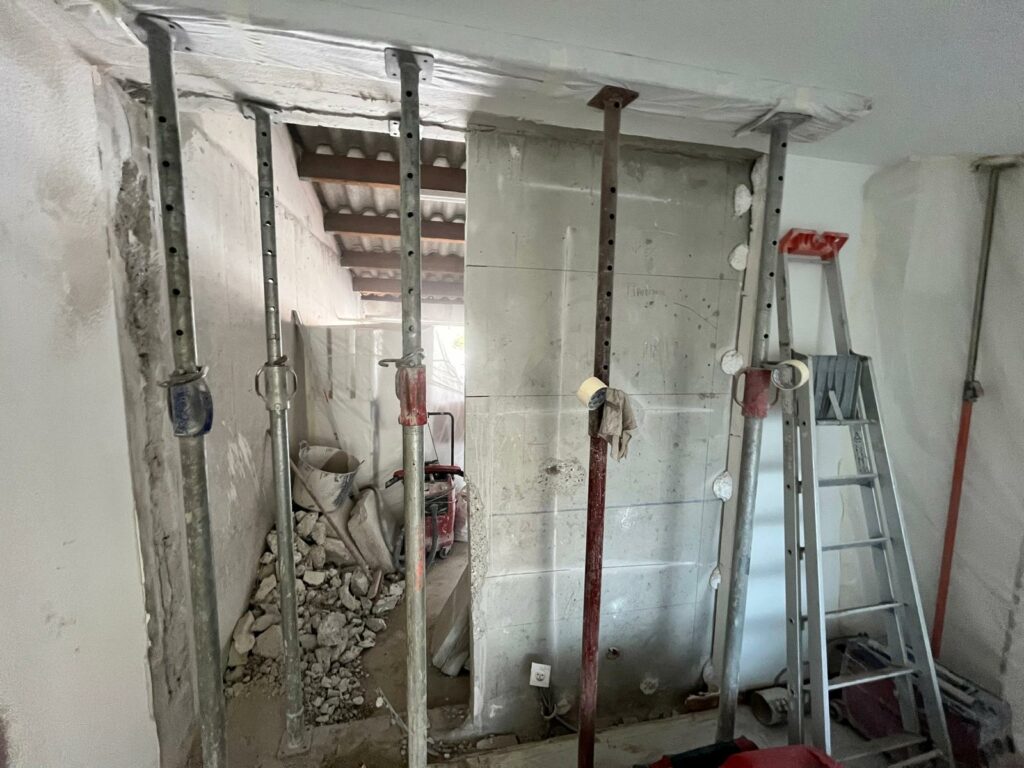 Ouverture d’un mur porteur à Théoule-sur-Mer avec linteau métallique et poteaux mixtes - Démolition des Murs porteurs