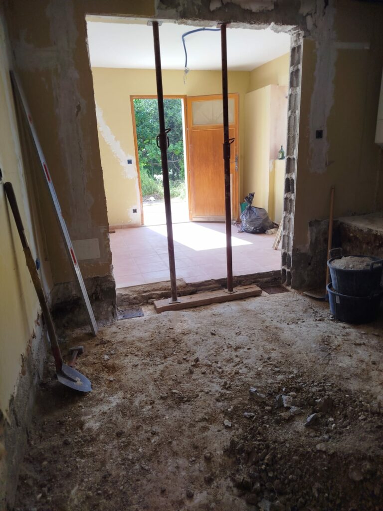 Réalisation à Antibes : Démolition d’un mur porteur avec renforcement métallique - Agrandissement d'une baie