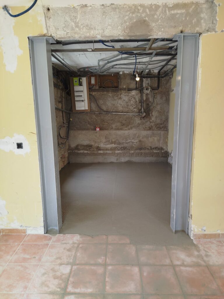 Réalisation à Antibes : Démolition d’un mur porteur avec renforcement métallique - Agrandissement d'une baie