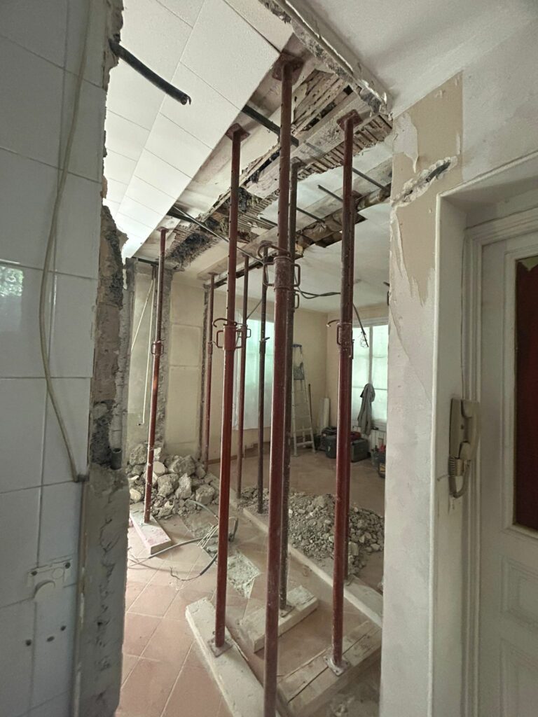 Agrandissement d'une ouverture dans un mur porteur avec renfort en béton armé et structure métallique à Grasse - Agrandissement d'une baie