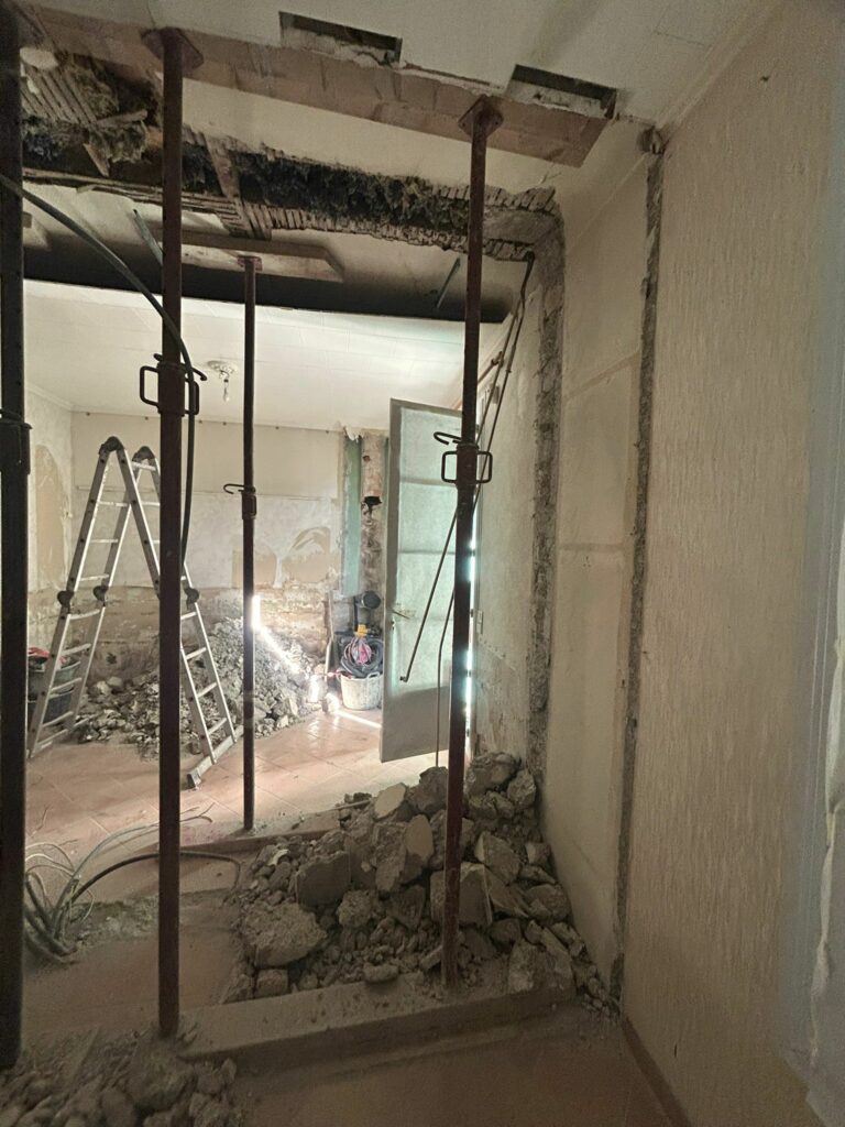 Agrandissement d'une ouverture dans un mur porteur avec renfort en béton armé et structure métallique à Grasse - Agrandissement d'une baie