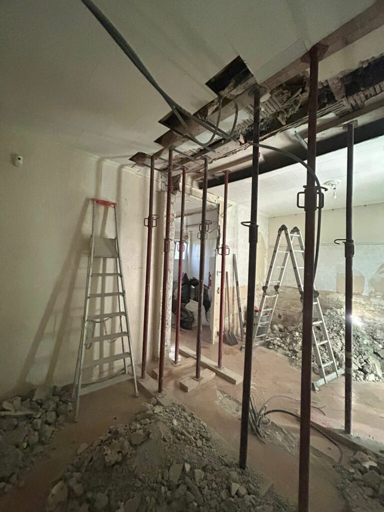 Agrandissement d'une ouverture dans un mur porteur avec renfort en béton armé et structure métallique à Grasse - Agrandissement d'une baie