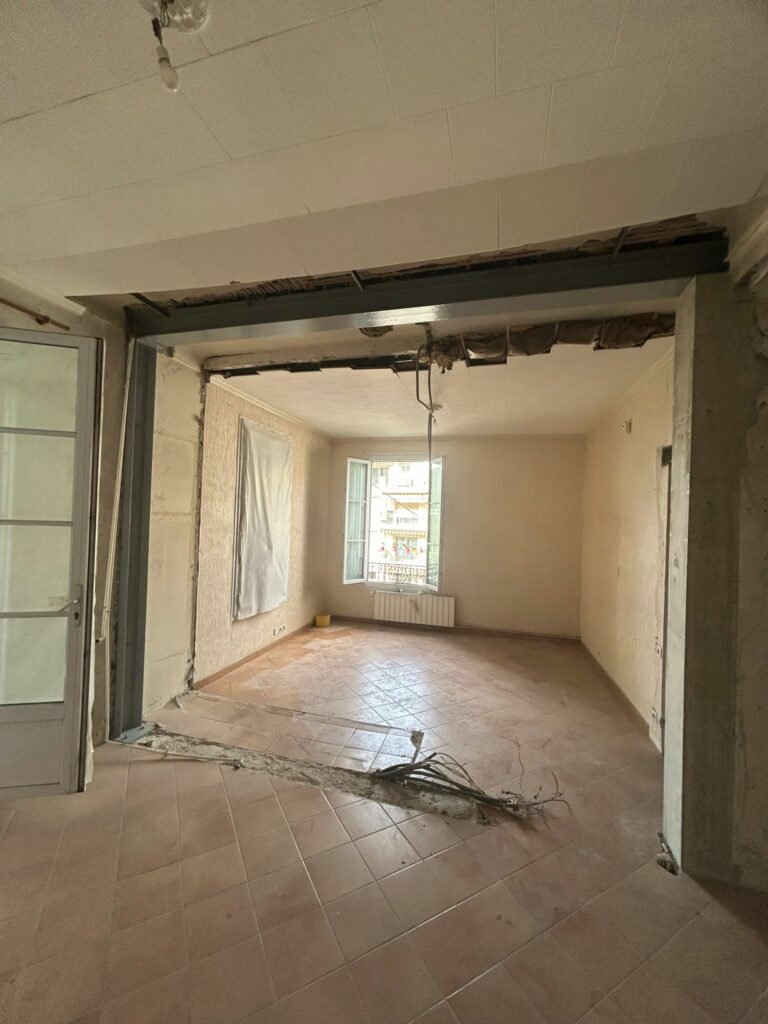 Agrandissement d'une ouverture dans un mur porteur avec renfort en béton armé et structure métallique à Grasse - Agrandissement d'une baie