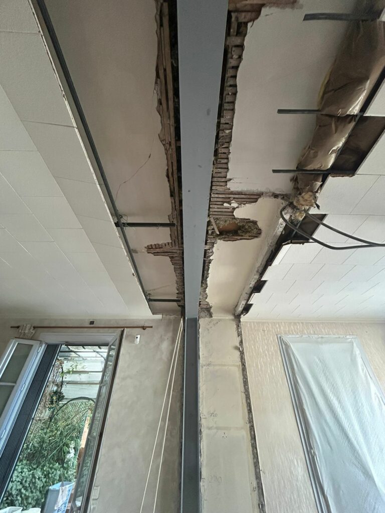 Agrandissement d'une ouverture dans un mur porteur avec renfort en béton armé et structure métallique à Grasse - Agrandissement d'une baie