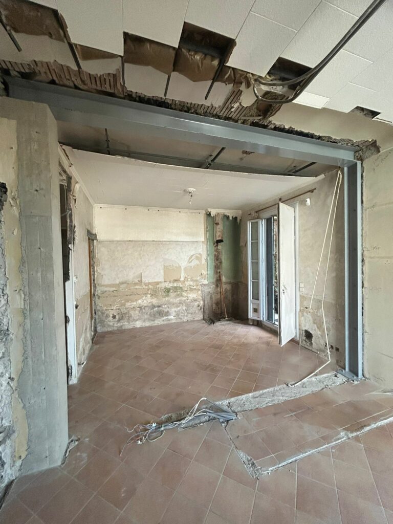 Agrandissement d'une ouverture dans un mur porteur avec renfort en béton armé et structure métallique à Grasse - Agrandissement d'une baie