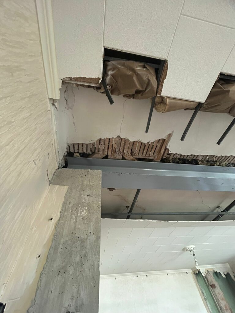 Agrandissement d'une ouverture dans un mur porteur avec renfort en béton armé et structure métallique à Grasse - Agrandissement d'une baie