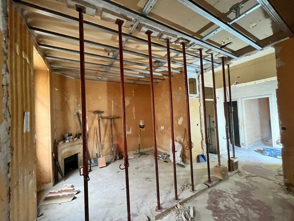 Renforcement d’un plancher bois après démolition d’une cloison semi-porteuse à Cannes - Murs porteurs