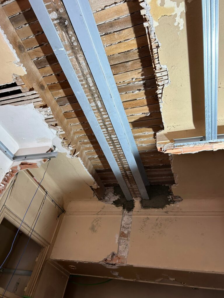 Renforcement d’un plancher bois après démolition d’une cloison semi-porteuse à Cannes - Murs porteurs