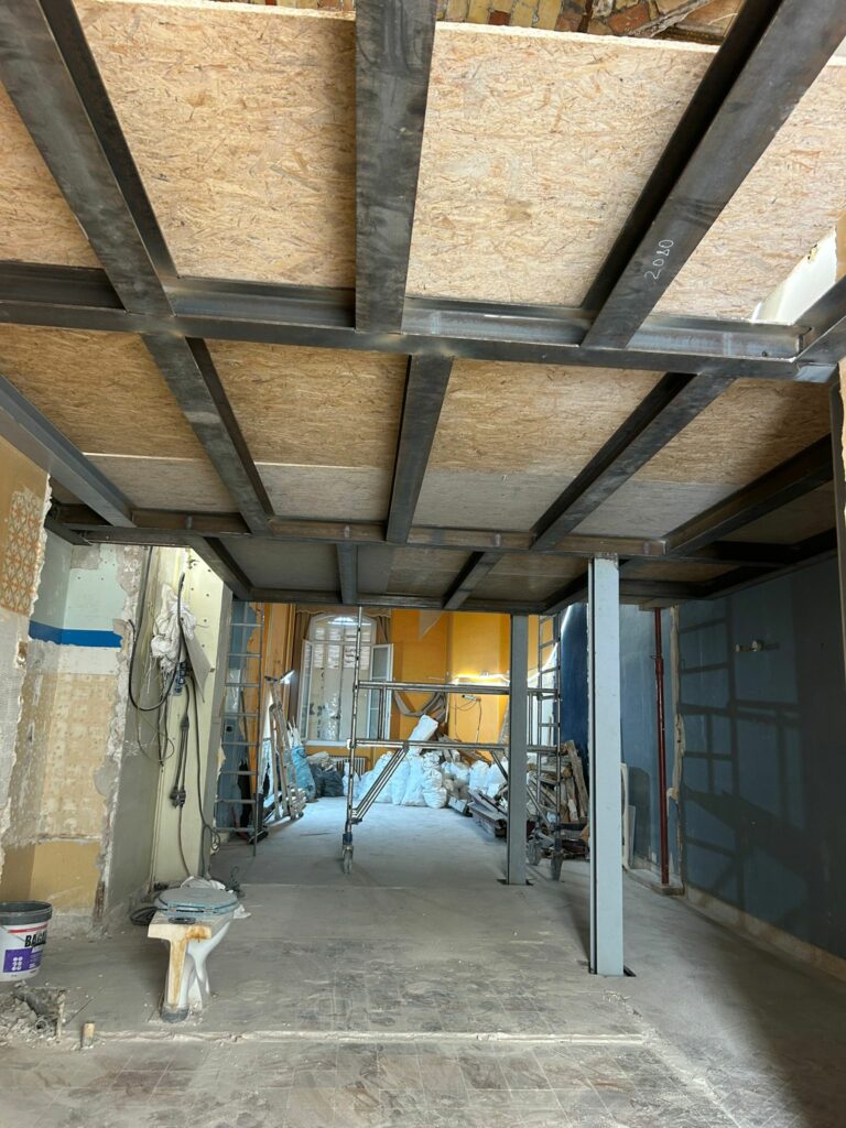 Création d’une mezzanine métallique sur mesure à Théoule-sur-Mer - Mezzanine