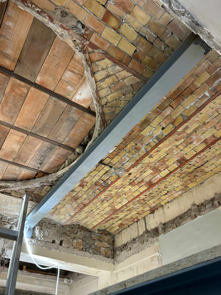 Renforcement du plancher à Fréjus suite à la démolition de cloisons - Reprise de plancher