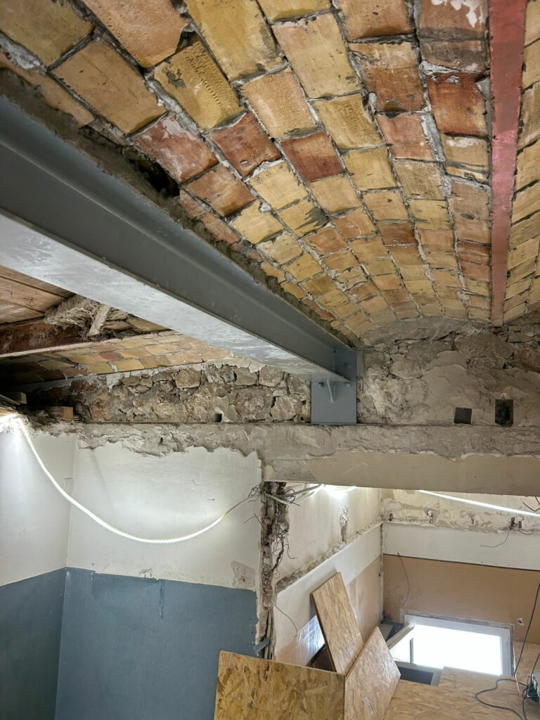 Renforcement du plancher à Fréjus suite à la démolition de cloisons - Reprise de plancher