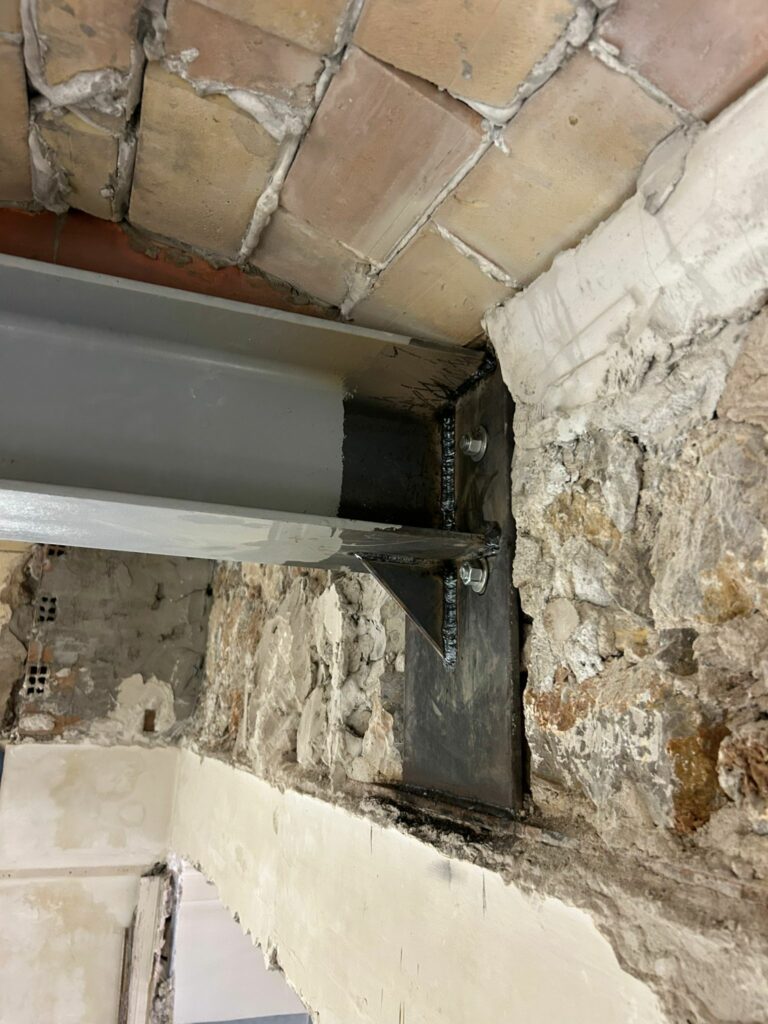 Renforcement du plancher à Fréjus suite à la démolition de cloisons - Reprise de plancher