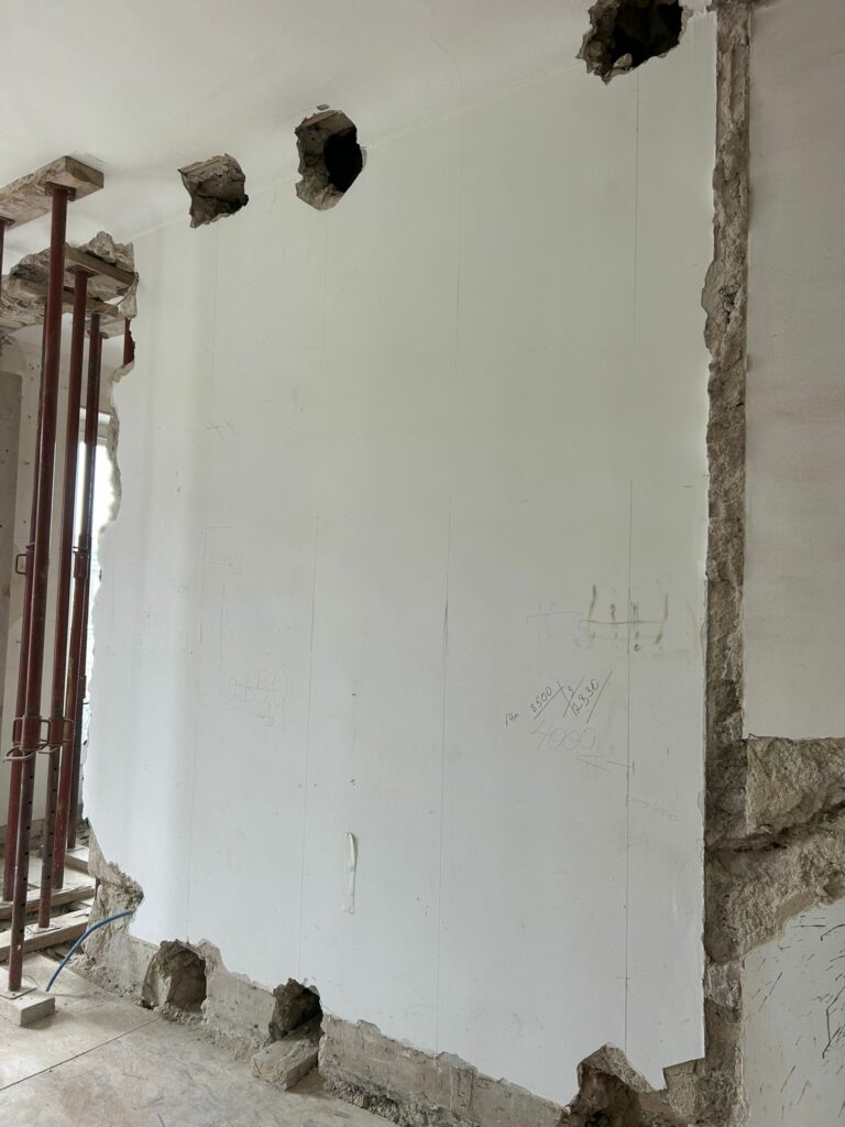 Agrandissement d’une ouverture dans le mur porteur à Nice avec renforcement par triple poutre métallique - Agrandissement d'une baie