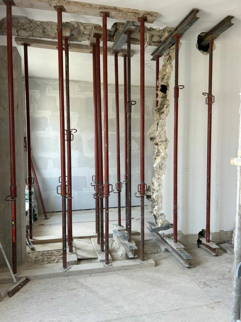 Agrandissement d’une ouverture dans le mur porteur à Nice avec renforcement par triple poutre métallique - Agrandissement d'une baie