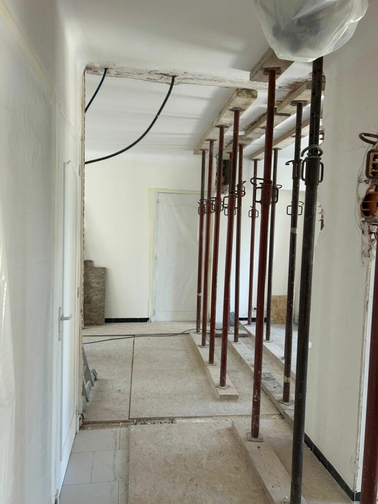 Agrandissement d’une ouverture dans un mur porteur à Grasse avec renforcement par structure métallique - Agrandissement d'une baie