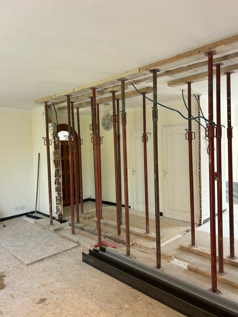 Agrandissement d’une ouverture dans un mur porteur à Grasse avec renforcement par structure métallique - Agrandissement d'une baie