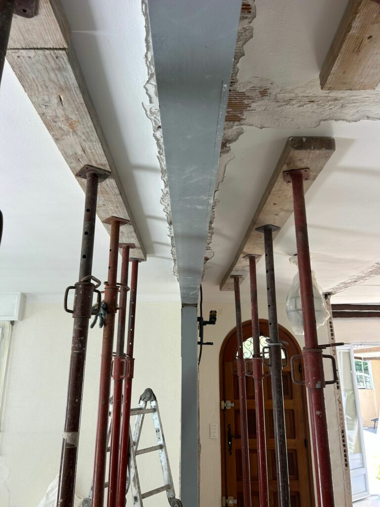 Agrandissement d’une ouverture dans un mur porteur à Grasse avec renforcement par structure métallique - Agrandissement d'une baie