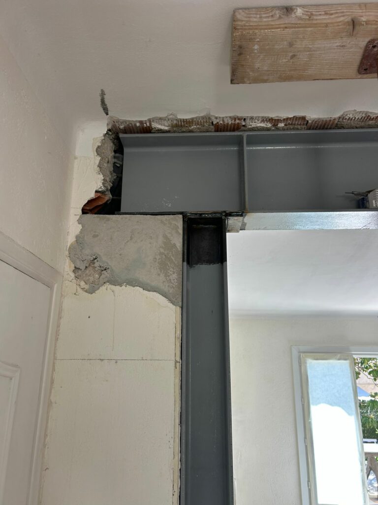 Agrandissement d’une ouverture dans un mur porteur à Grasse avec renforcement par structure métallique - Agrandissement d'une baie