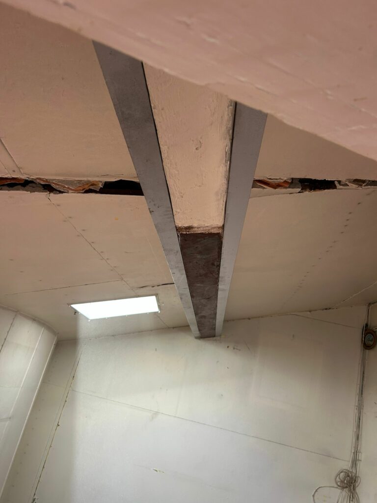 Reprise de plancher bois par profilés métalliques à Fayence - Renforcement des poutres