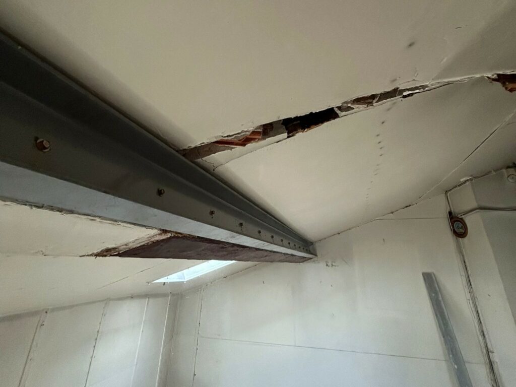 Reprise de plancher bois par profilés métalliques à Fayence - Renforcement des poutres