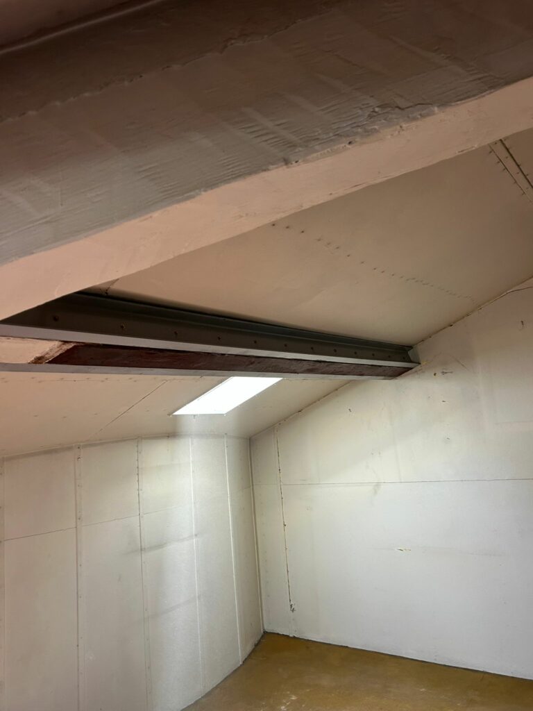 Reprise de plancher bois par profilés métalliques à Fayence - Renforcement des poutres