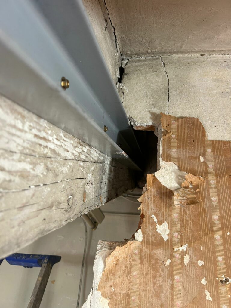 Reprise de plancher bois par profilés métalliques à Fayence - Renforcement des poutres