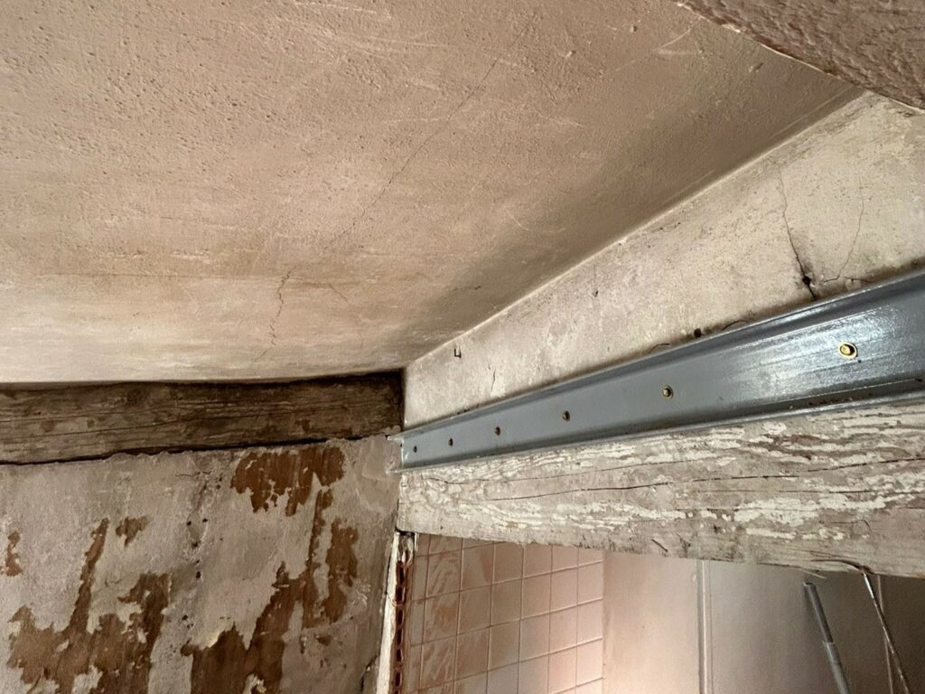 Reprise de plancher bois par profilés métalliques à Fayence - Renforcement des poutres