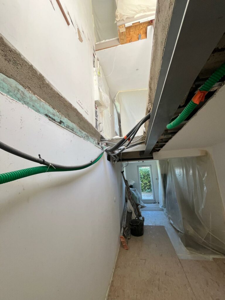 Création d'une trémie d’escalier avec renforcement sous plancher à Saint-Raphaël - Structure métallique