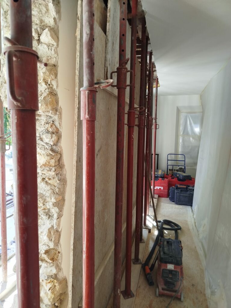 Création d’une ouverture dans un mur de façade et renforcement par structure métallique à Grasse - Agrandissement d'une baie