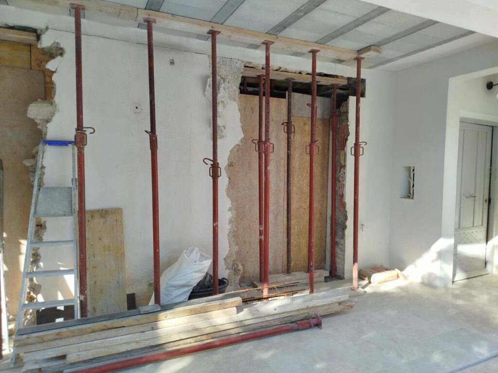 Création d’une ouverture dans un mur de façade et renforcement par structure métallique à Grasse - Agrandissement d'une baie