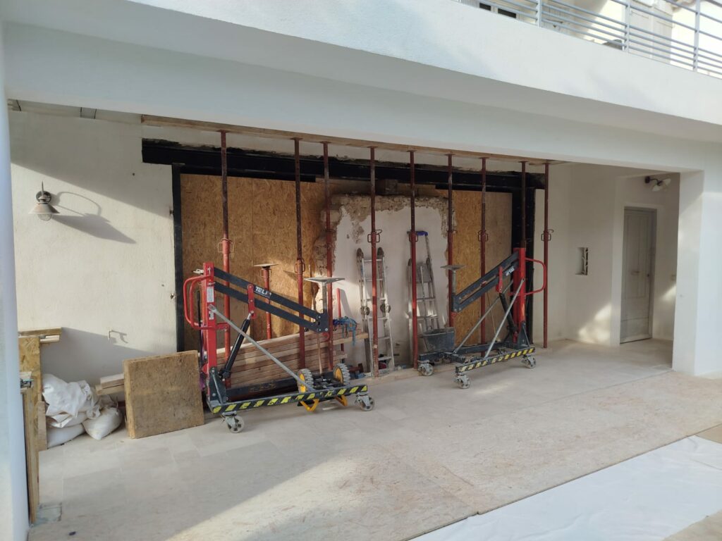 Création d’une ouverture dans un mur de façade et renforcement par structure métallique à Grasse - Agrandissement d'une baie
